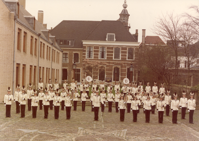 2074 Het Christelijk Showkorps Excelsior Delft in de tuin van het gemeenlandshuis te Delft, 1977/maart/26