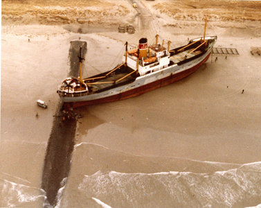 2076 De stranding van het stoomschip Stardust op het strandhoofd 3a te 's-Gravenzande, 1976/januari/3