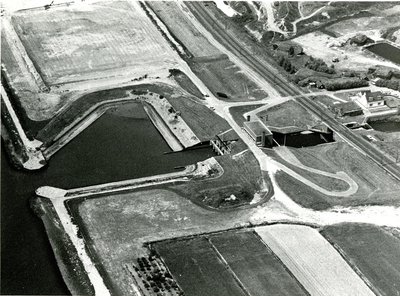 2079 Luchtfoto van het boezemgemaal Westland bij Hoek van Holland met het begin van de Deltadijk, z.j. (1978/1979?)