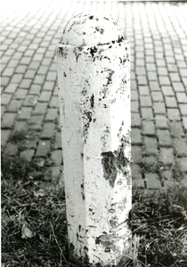 2109 Hoefslagpaal van de Maasdijk ten oosten van de Burgemeester Pruissingel in de gemeente Vlaardingen, 1986