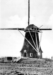 984 De Nieuwlandsche molen van de Nieuwlandsche polder aan de oostzijde van de Poldervaart te Kethel (Schiedam)., 1944