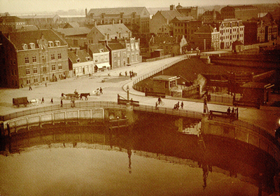 1354 De keersluis in de Oude Haven te Vlaardingen, gezien naar het zuiden. Links op de achtergrond de Koningin ...
