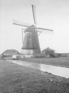 1078 De Westabtsmolen van de Westabtspolder aan de oostzijde van de Poldervaart te Kethel (Schiedam), gezien naar het ...