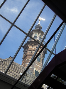 2121 Uitzicht vanuit de Van den Berge vleugel op het torentje van het gemeenlandshuis te Delft met bovenop de meerman, 2010