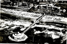 2125 Luchtfoto van de pier en het strand van Scheveningen, voor 1923