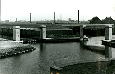 2193 De keersluizen bij de Oranjesluis gebouwd in 1964 in het Nieuwe Water (rechts) en het Zwethkanaal (links)., z.j. (1964?)
