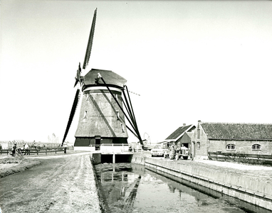 2203 De Nieuwlandsche molen te Hoek van Holland, gezien van uit het zuiden., 1972/mei./19