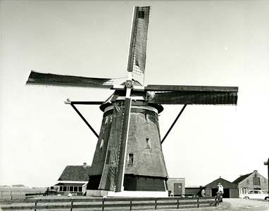 2204 De Nieuwlandsche molen te Hoek van Holland in de zeilen, gezien van uit het westen., 1972/mei/19