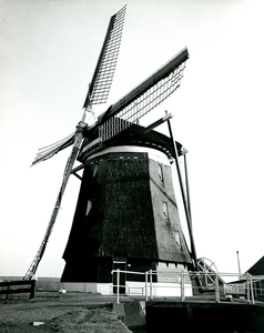 2207 De Nieuwlandsche molen te Hoek van Holland voor de restauratie, z.j.