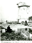 2210 Mogelijk de Plaspoelse molen te Rijswijk met op de achtergrond mogelijk de Schaapweimolen, z.j.