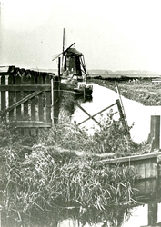 2245 Molen de Vlieger van de Veen- en Binkhorstpolder (Vliegermolen) te Voorburg, z.j.1981/april/13