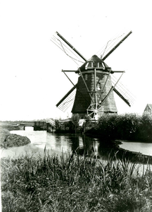 2247 Molen de Vlieger van de Veen- en Binkhorstpolder (Vliegermolen) te Voorburg, z.j.1986/mei/26