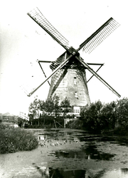 2248 Molen de Vlieger van de Veen- en Binkhorstpolder (Vliegermolen) te Voorburg, z.j.1981/april/13