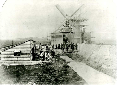 2267 Bouw van het stoomgemaal in de Dorppolder te Schipluiden met op de achtergrond de Grote Dorpmolen, 1876