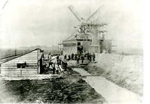 2267 Bouw van het stoomgemaal in de Dorppolder te Schipluiden met op de achtergrond de Grote Dorpmolen, 1876
