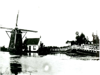 2269 De korenmolen Koprpershoek en de Korpershoeksebrug in de Zouteveensepolder te Schipluiden, op de voorgrond de ...