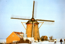 2270 De Groeneveldse molen van de Groeneveldse polder te Schipluiden met schaatsers in de sneeuw., z.j.