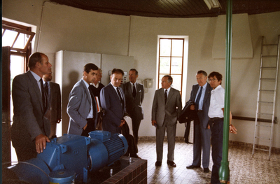 2326 Bezoek van het college van dijkgraaf en hoogheemraden aan het gemaal Hoekpolder te Rijswijk, 1985