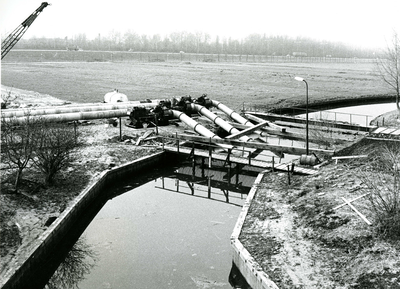 2338 Noodbemalingsinstallatie in de polder van Nootdorp ten gevolge van het uitvallen van het poldergemaal, 1980