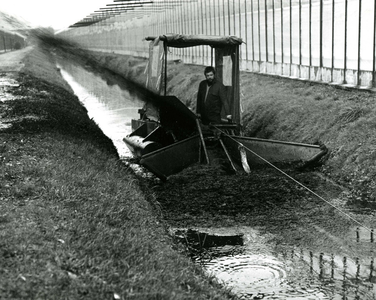 2360 Het machinaal schoonmaken van de polderwatergangen., z.j. (1982?)
