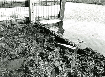 2389 Maalpeil in de Tedingerbroekpolder, Veenweg te Nootdorp ten gevolge van de storm op 1 en 2 mei 1979., 1979/mei/2