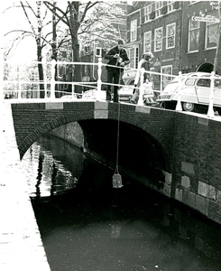 2472 Het nemen van een watermonster uit de Oude Delft, 1977