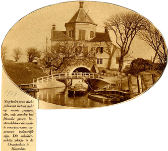 2477 De Oranjesluis met sluiswachterswoning te 's-Gravenzande en het Oranjekanaal, gezien naar het noorden, z.j. (1927?)