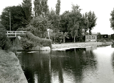 2482 Het schutsluisje van de polder Berkel aan de Berkelse Zweth, 1984