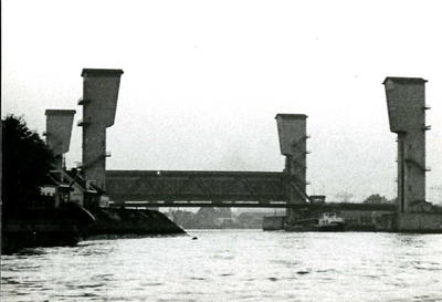 2485 Waterbemonstering van de Hollandse IJssel nabij de stormvloedkering, z.j. (1969?)