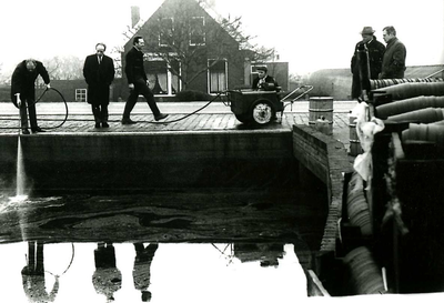 2489 Demonstratie van de bestrijding van olieverontreiniging met behulp van finasol in de Pijnackerse vaart, z.j. (1970?)
