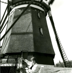 2501 Het nemen van een watermonster bij de Nieuwlandsche molen te Hoek van Holland, z.j. (1980?)
