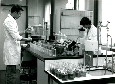 2504 Het analyseren van watermonsters in het laboratorium van Delfland., z.j. (1980?)