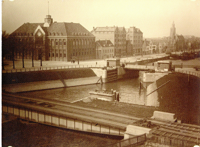 1357 De keersluis in de Oude Haven te Vlaardingen, gezien naar het noorden., z.j. (c. 1922)
