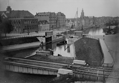 1358 De keersluis in de Oude Haven te Vlaardingen, gezien naar het noorden., z.j. (c. 1922)