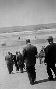 1225 De schouw van de zeewering. Het college, gezien op de rug betreedt het strand., 1952