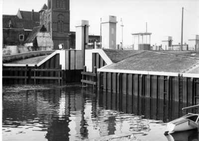 1361 De Vlaardingerdriesluizen en de Oude Haven te Vlaardingen, gezien naar het noorden. Links op de achtergrond de ...