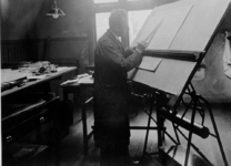 466 Technische tekenaar W. Alberda in de tekenkamer van de technische dienst in het Gemeenlandshuis te Delft., (1928?)