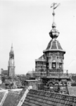 300 Het torentje van het Gemeenlandshuis te Delft, gezien naar het oosten. Op de achtergrond de toren van de Nieuwe ...