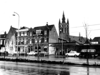 326 De Phoenixstraat te Delft met het gehalveerde koetshuis van het Gemeenlandshuis. Op de achtergrond de toren van de ...
