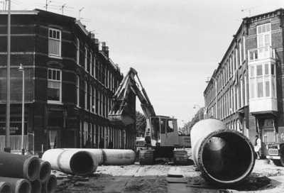 734 De aanleg van de afvoerleiding verzilt koelwater Delft-Scheveningen in de Noorderbeekdwarsstraat te 's-Gravenhage. ...