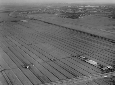 802 De polder Zestienhoven en de Doenkade, gezien naar het oosten in vogelvlucht. Op de achtergrond een gedeelte van ...