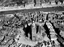 1418 Een gedeelte van de bebouwing van Vlaardingen, gezien naar het oosten in vogevlucht. Op de voorgrond de Grote ...
