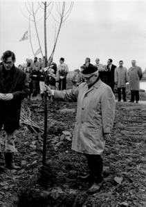 1677 Dijkgraaf mr. dr. J. Winsemius plant een boom ter gelegenheid van de boomplantdag, bij de plas Hoekje van Alle ...