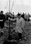 1677 Dijkgraaf mr. dr. J. Winsemius plant een boom ter gelegenheid van de boomplantdag, bij de plas Hoekje van Alle ...