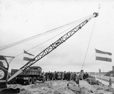 821 De afgraving van het Geestje te Monster, gezien naar het noordoosten. Op de achtergrond de watertoren van de W.D.M. ...