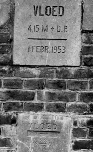 554 Een gedeelte van een muur van de Oranjebuitensluis te 's-Gravenzande met gedenkstenen, herinnerend aan de hoogte ...