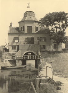 1486 De Oranjesluis met sluiswachterswoning te 's-Gravenzande en het Oranjekanaal, gezien naar het noorden, 1945/mei
