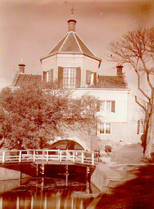 835 De Oranjesluis met sluiswachterswoning te 's-Gravenzande en het Oranjekanaal, gezien naar het noorden., 1940 - 1945
