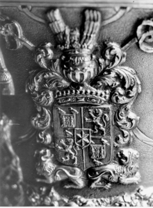 783 Het wapen van hoogheemraad Johan van Ruytenburg, heer van Vlaardingen, in de hensbeker van 1716., 1972