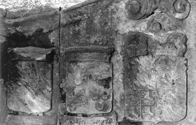 1395 Detail van de wapensteen in de Wateringsche sluis te Maassluis. Van links naar rechts de wapens van de ...
